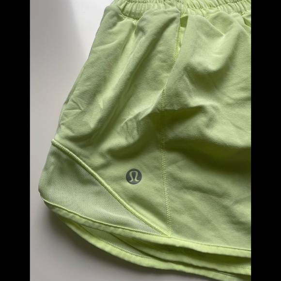 Lululemon Hotty Hot Short II *2.5" - Picture 5 of 5